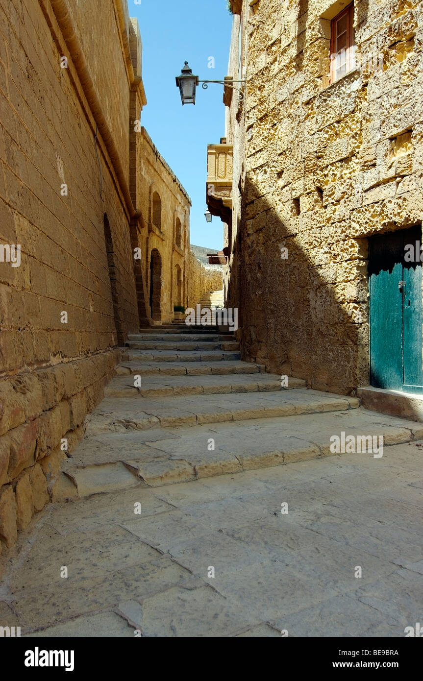 Passage dans la Citadelle déserte, Rabat (Victoria), Gozo. Banque D'Images