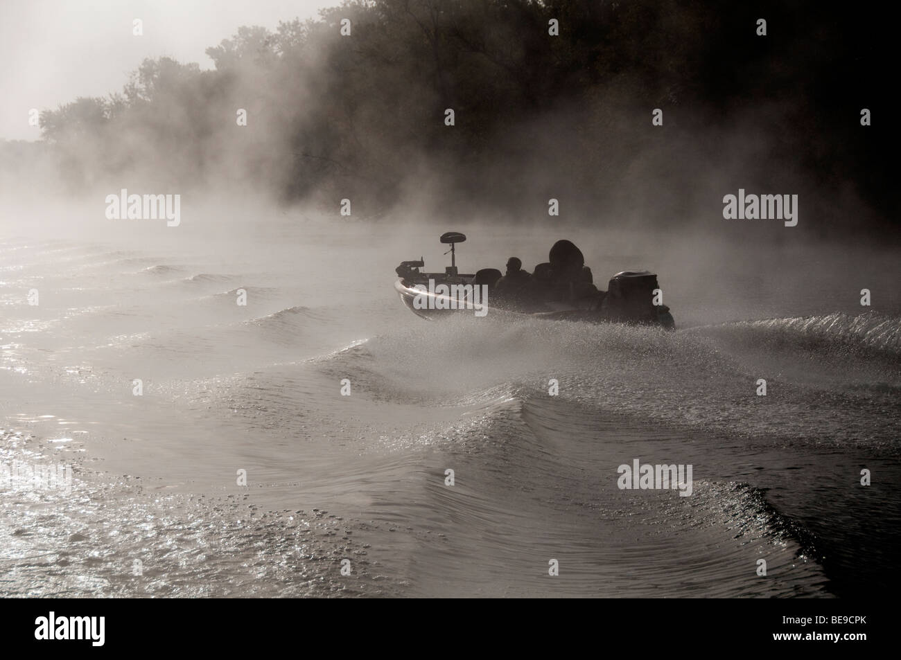 La pêche de la basse sur le canal Érié, NY USA. Banque D'Images