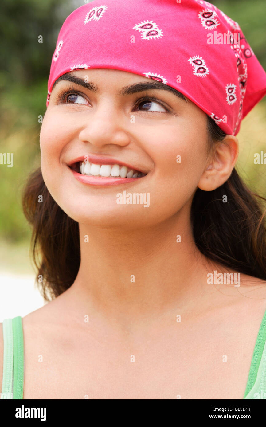 Jeune femme avec bandana smiling at camera Banque D'Images