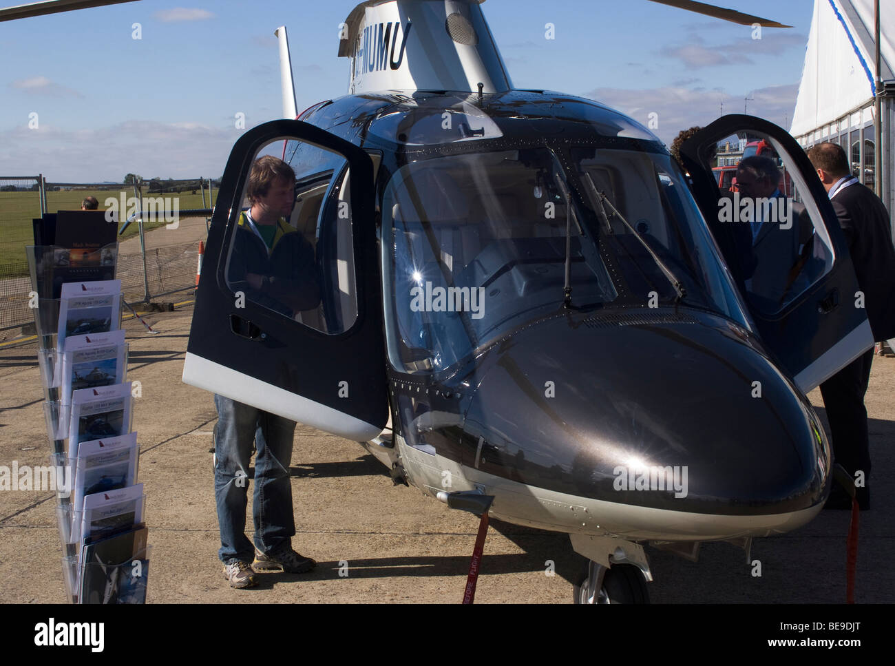 Agusta A-109 Hélicoptère Grand G-MUMU au salon Helitech Tade montrent l'Aérodrome de Duxford Cambridgeshire Angleterre Royaume-Uni UK Banque D'Images