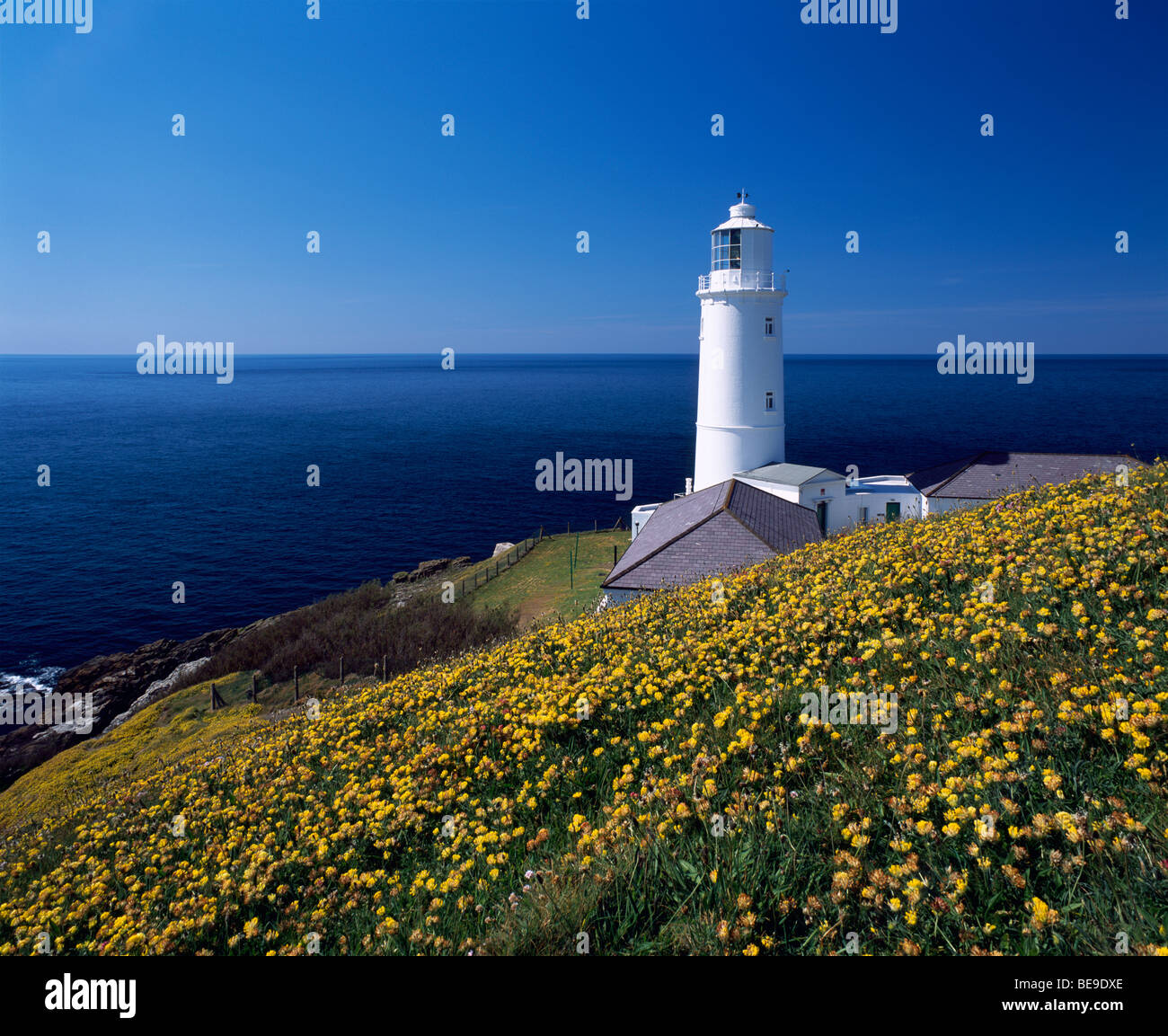 Le phare de Trevose Head sur la côte nord de Cornwall près de Padstow, Cornwall, Angleterre. Banque D'Images