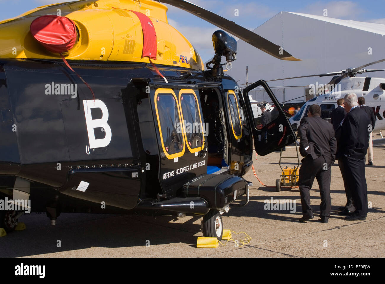 L'hélicoptère AW139 d'AgustaWestland ZR327 de la Défense Helicopter Flying School au salon Helitech Trade Show Duxford Angleterre Royaume-Uni Banque D'Images