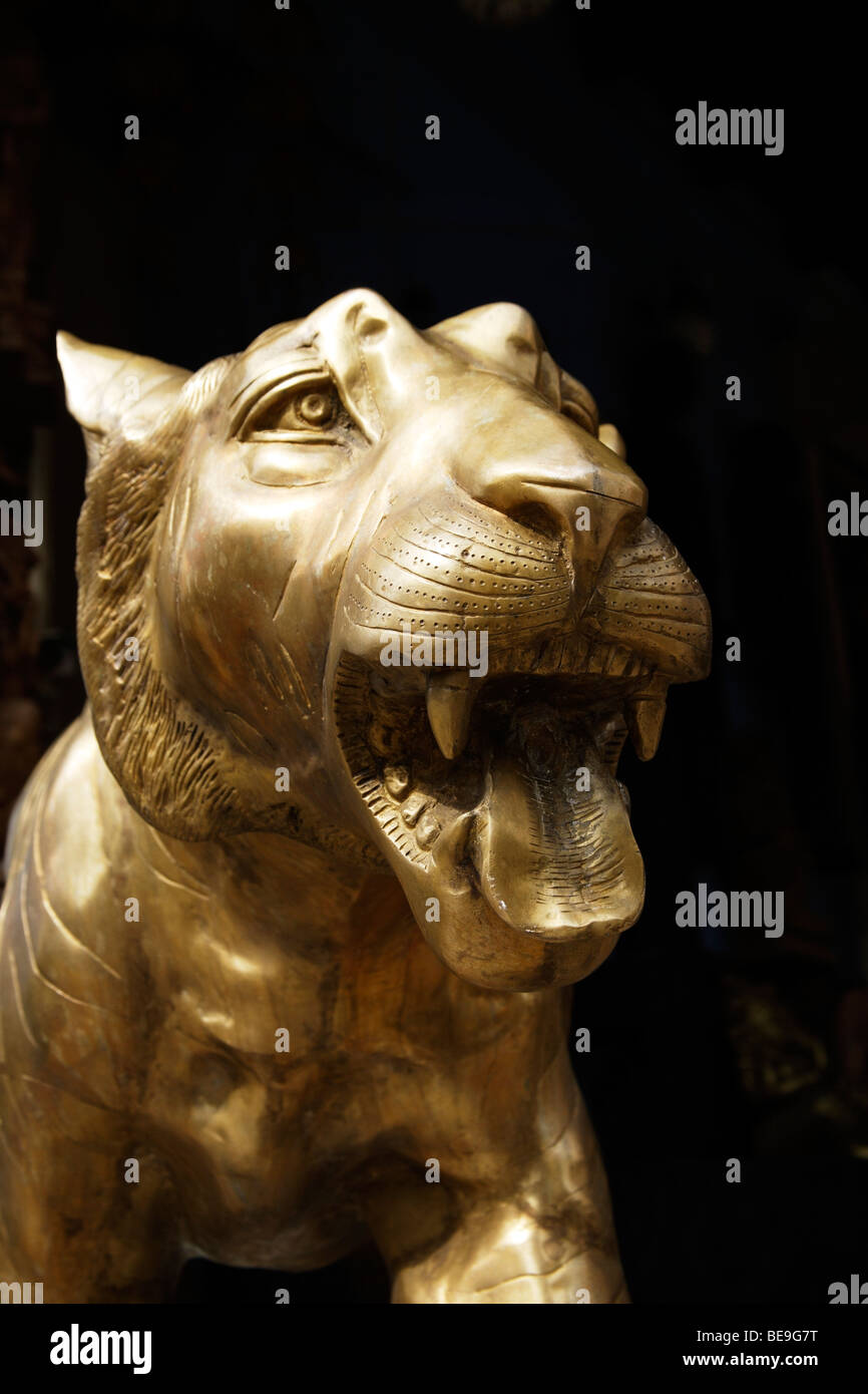 Gros plan du tigre de bronze tête dans Little India, Singapour Banque D'Images