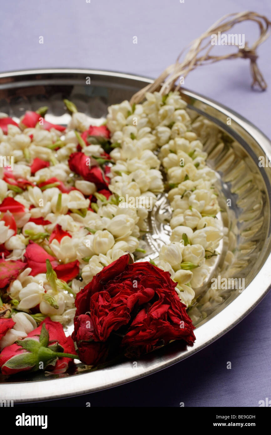 Guirlande de fleurs sur silver tray Banque D'Images