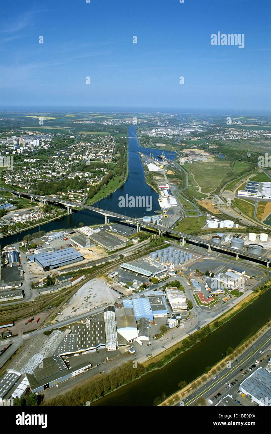 Caen (14) : vue aérienne sur le viaduc de calix et le port de commerce Banque D'Images