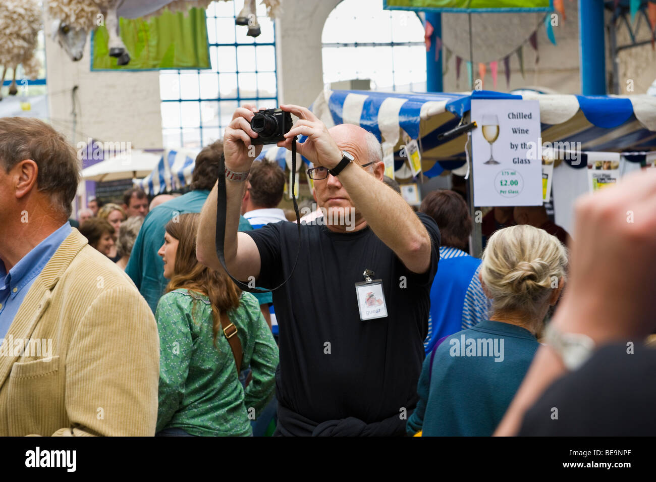 Man taking photo à l'aide d'appareil photo numérique compact au Market Hall de Abergavenny Food Festival Monmouthshire South Wales UK Banque D'Images