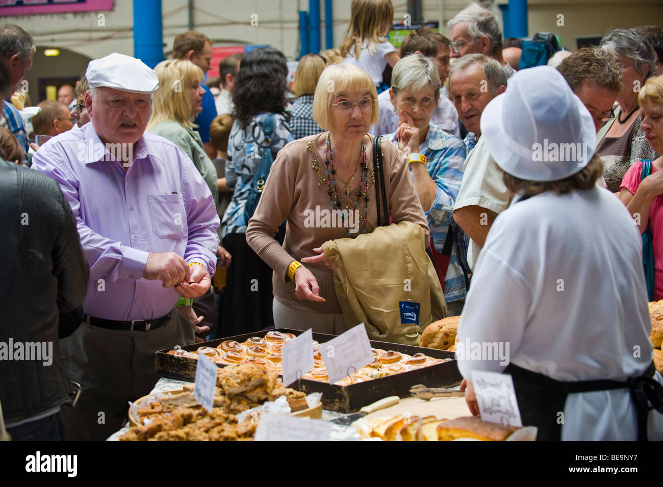 File d'attente des clients d'acheter du pain et des gâteaux sur les boulangers en décrochage Market Hall de Abergavenny Food Festival Monmouthshire South Wales UK Banque D'Images