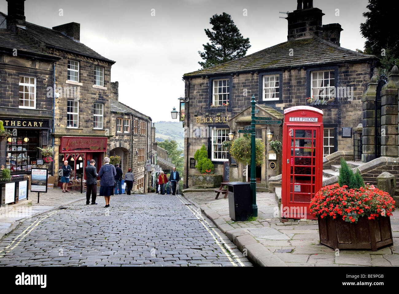 En regardant vers la RUE MAIN DANS LA RÉGION DE Haworth , un village perché dans le West Yorkshire, où la famille vivait à Bronte Banque D'Images