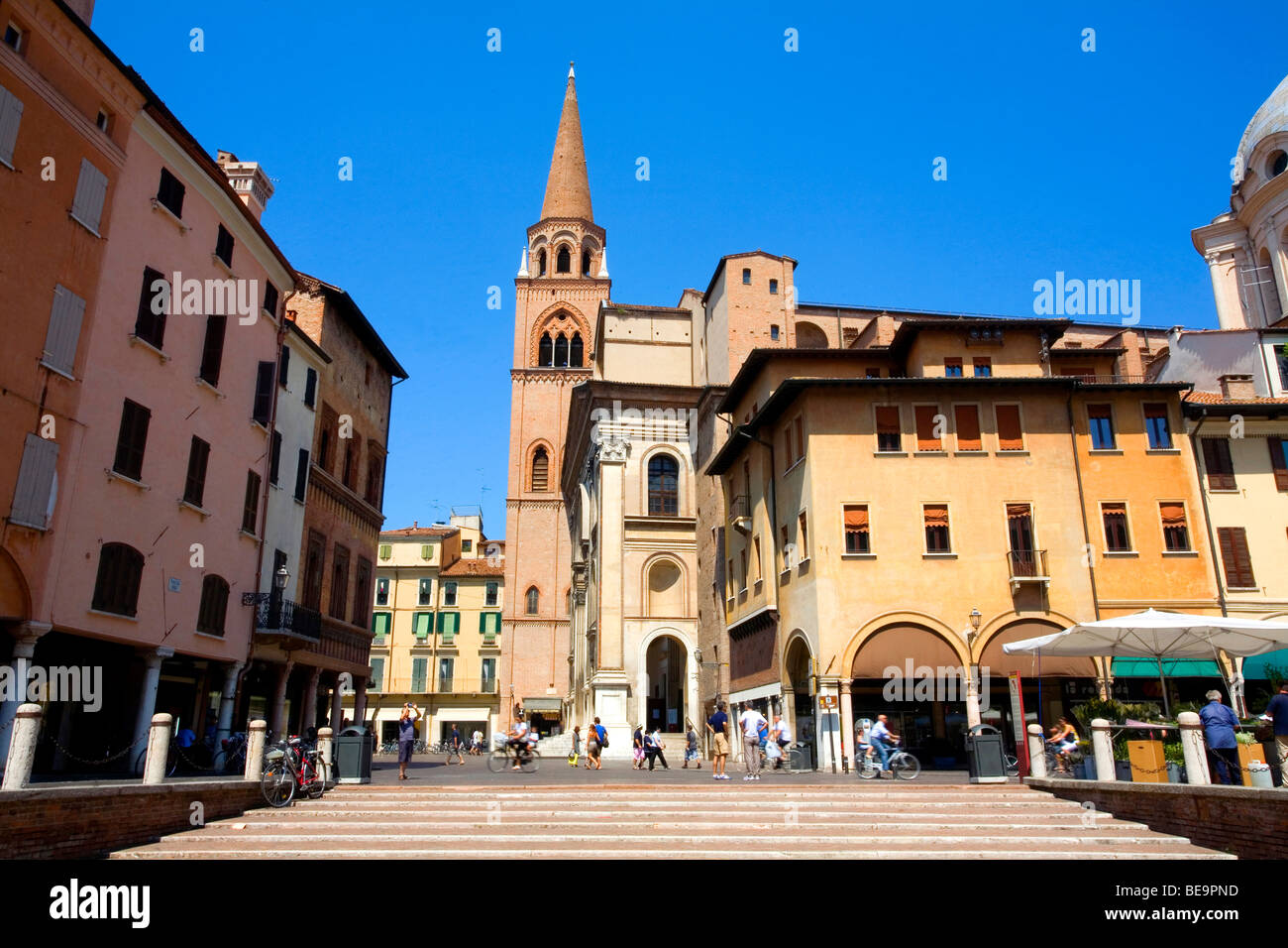 Vue sur la Piazza delle Erbe et le côté de la Basilique di San Andrea de Mantoue, Lombardie, Italie Banque D'Images