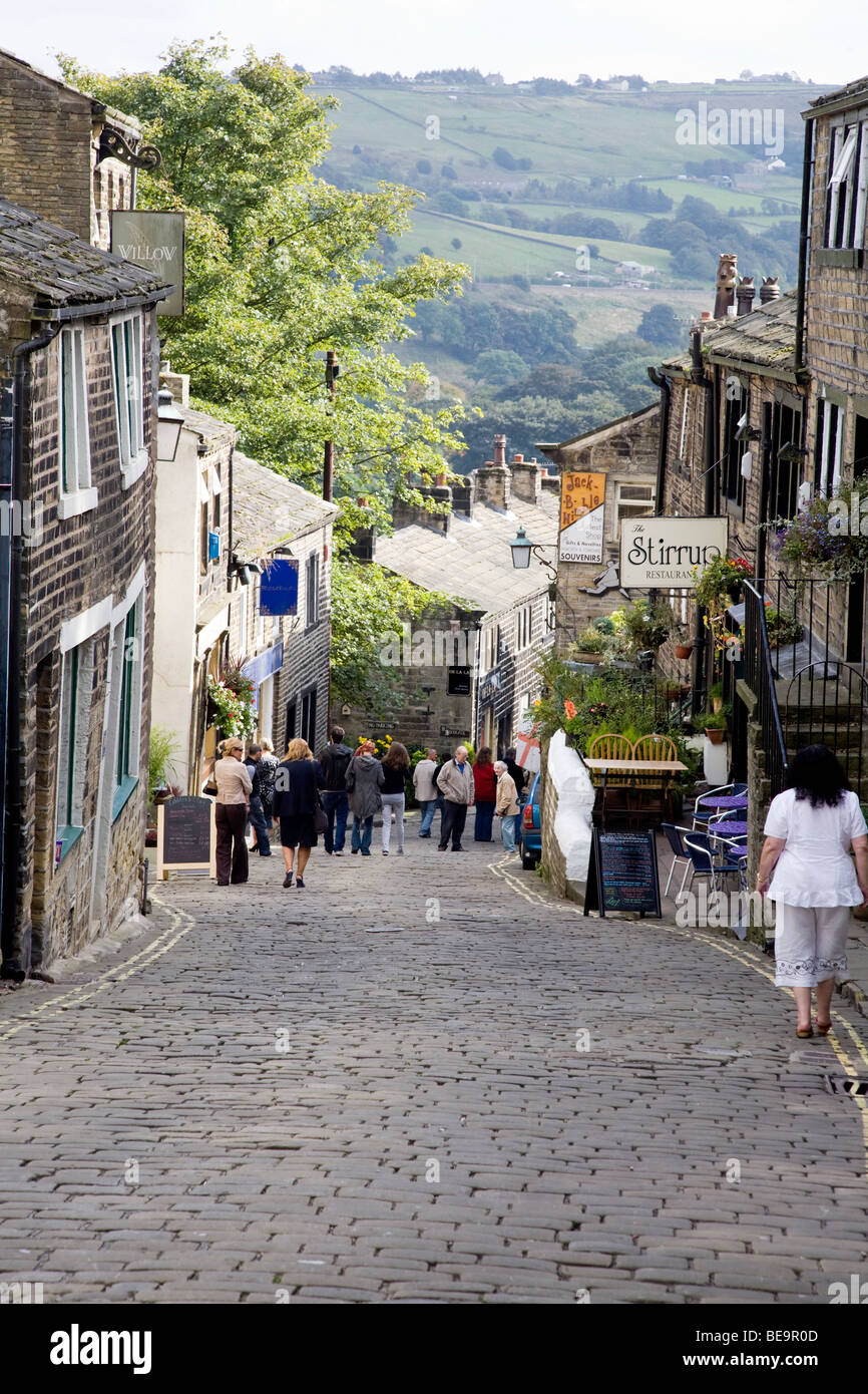 À la recherche sur la rue principale dans la région de Haworth , un village perché dans le West Yorkshire, où la famille vivait à Bronte Banque D'Images