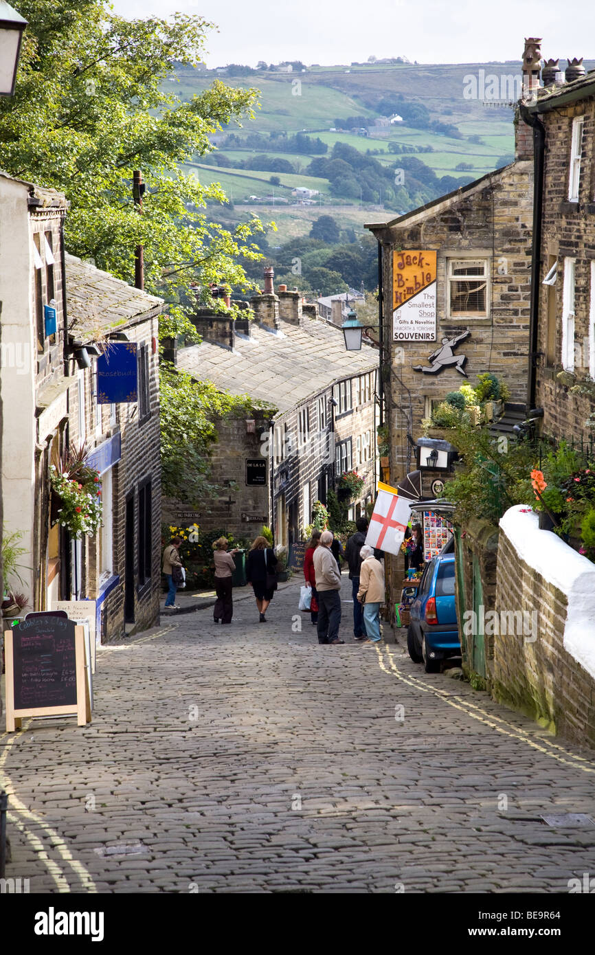 À la recherche sur la rue principale dans la région de Haworth , un village perché dans le West Yorkshire, où la famille vivait à Bronte Banque D'Images