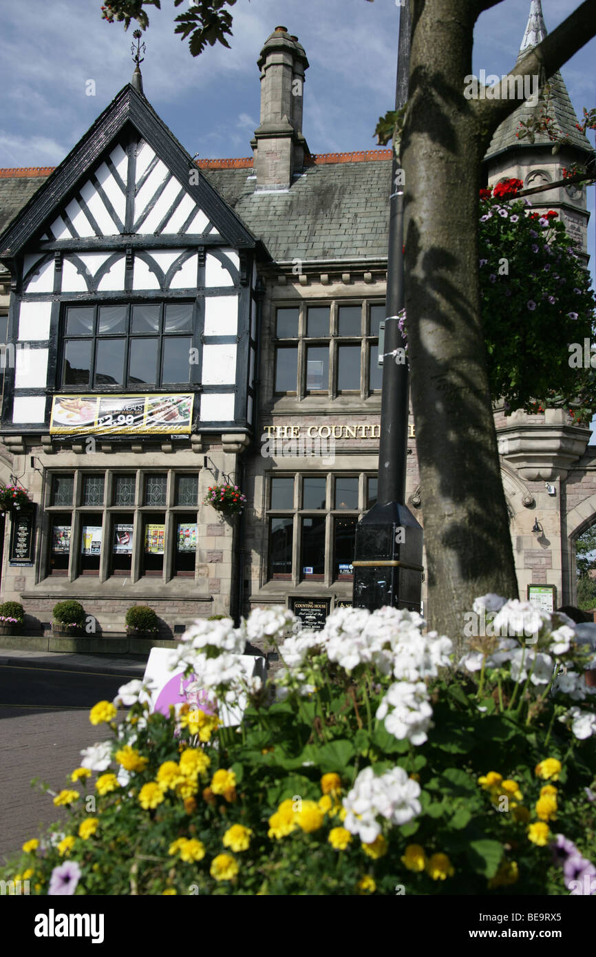 Ville de Crewe, en Angleterre. La maison compte un bar et un restaurant dans le centre-ville de Congleton. Banque D'Images
