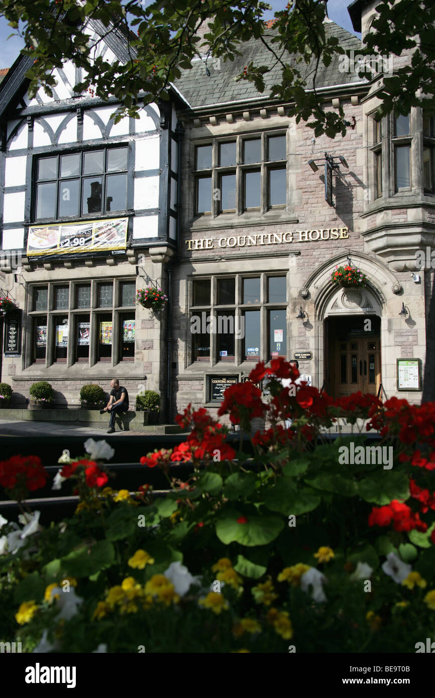 Ville de Crewe, en Angleterre. La maison compte un bar et un restaurant dans le centre-ville de Congleton. Banque D'Images