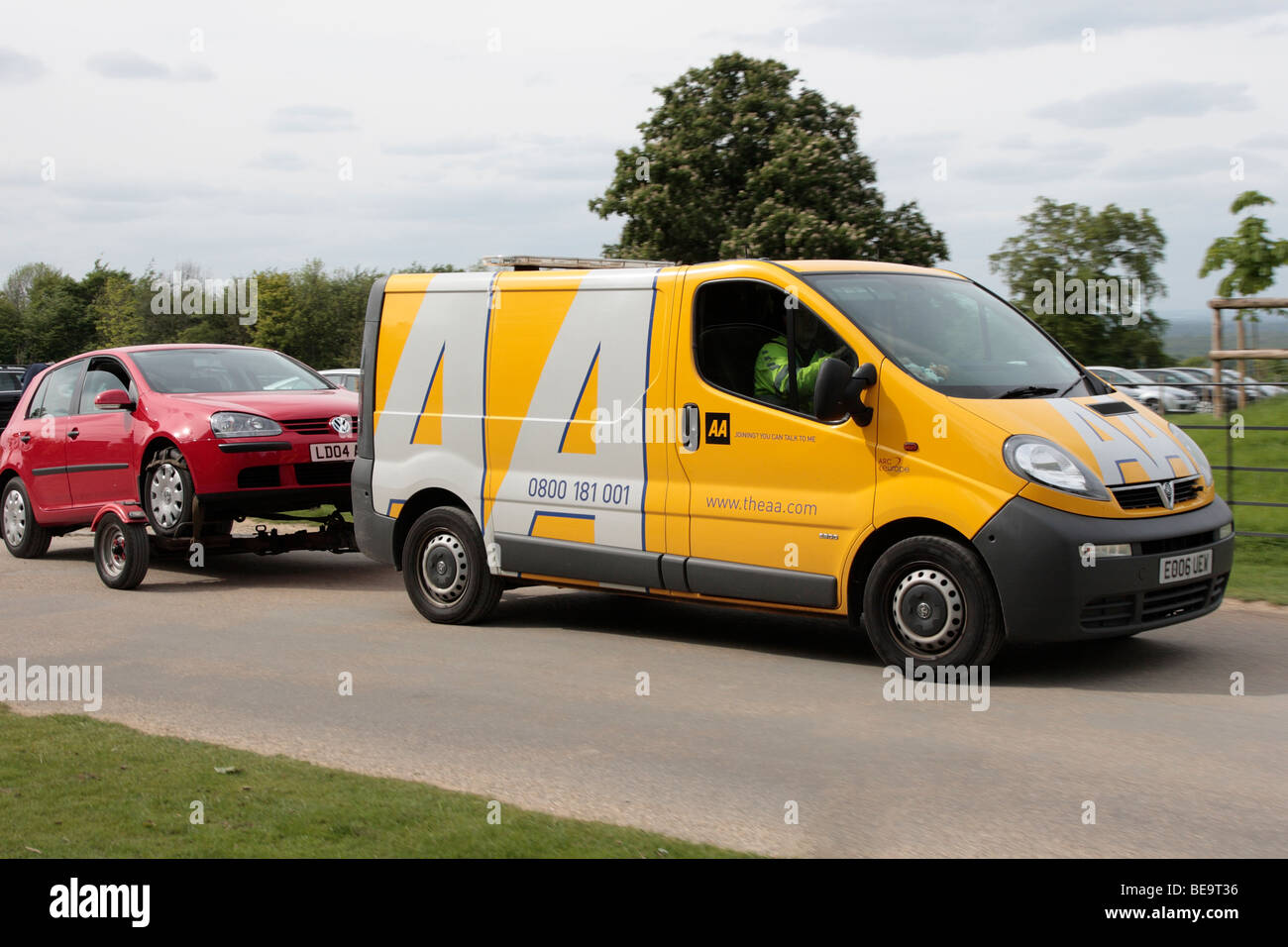 Une récupération van AA loin un remorquage voiture ventilées à Surrey en Angleterre Banque D'Images