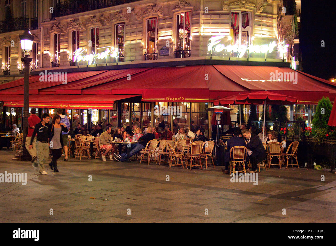 Restaurants sur les Champs Elysées à Paris, France Banque D'Images