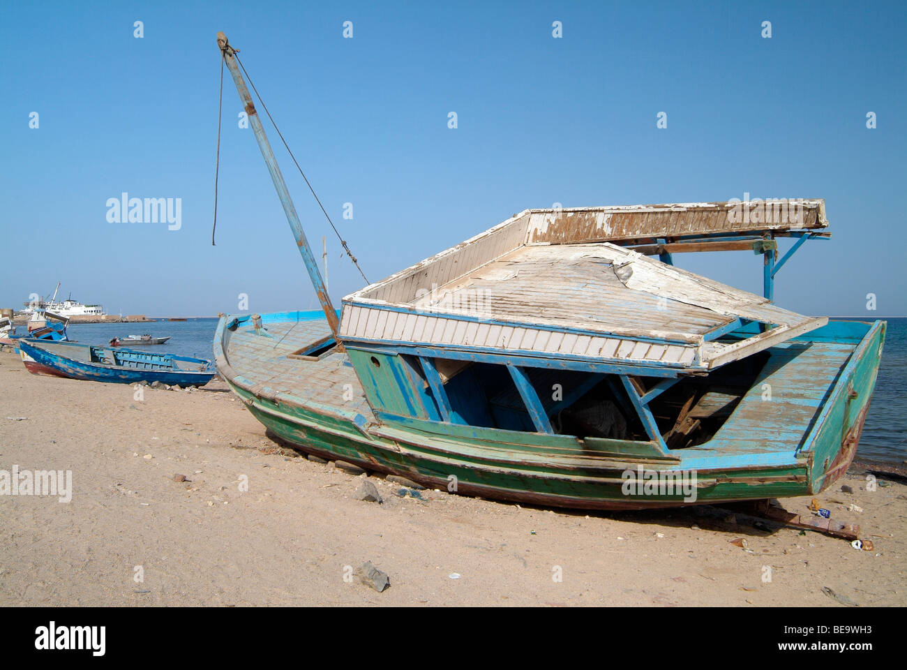 Bateau de pêche en bois cassée sur une plage de sable de Safaga, Egypte Banque D'Images