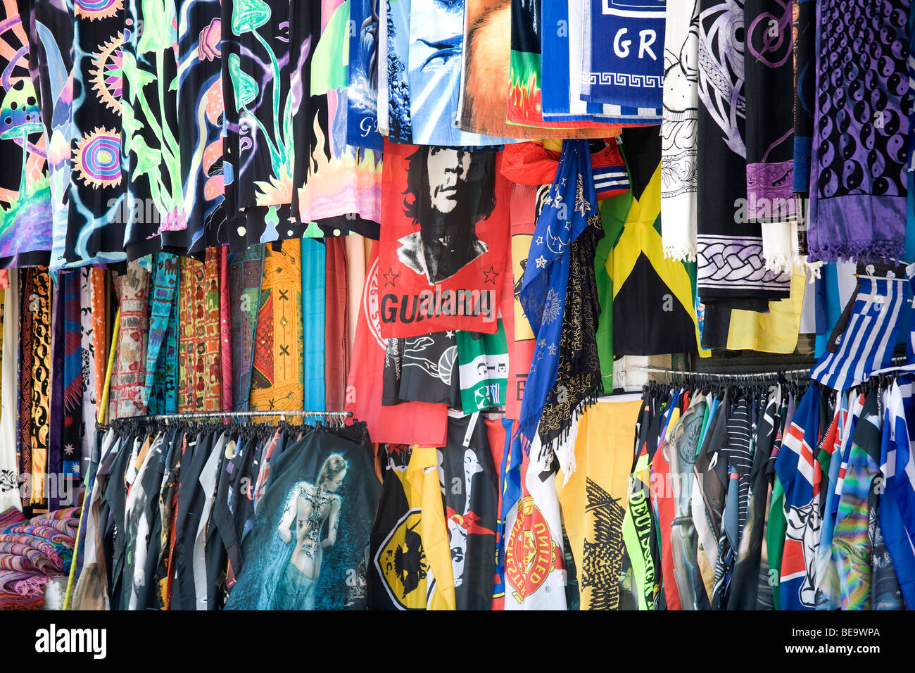 Magasin de vente d'écharpes, de vêtements et de souvenirs pour les touristes  à Plaka, Athènes, Grèce Photo Stock - Alamy