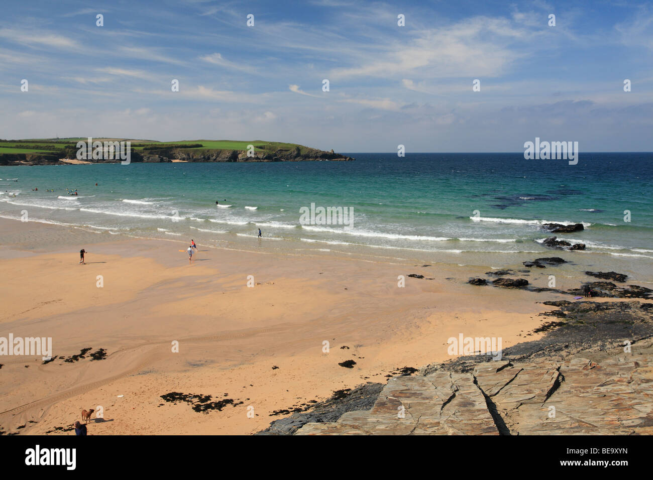 La fin de l'été/début glorieux jour d'automne à Harlyn Bay, les surfeurs/amateurs dans la distance, Cornwall, England, UK Banque D'Images