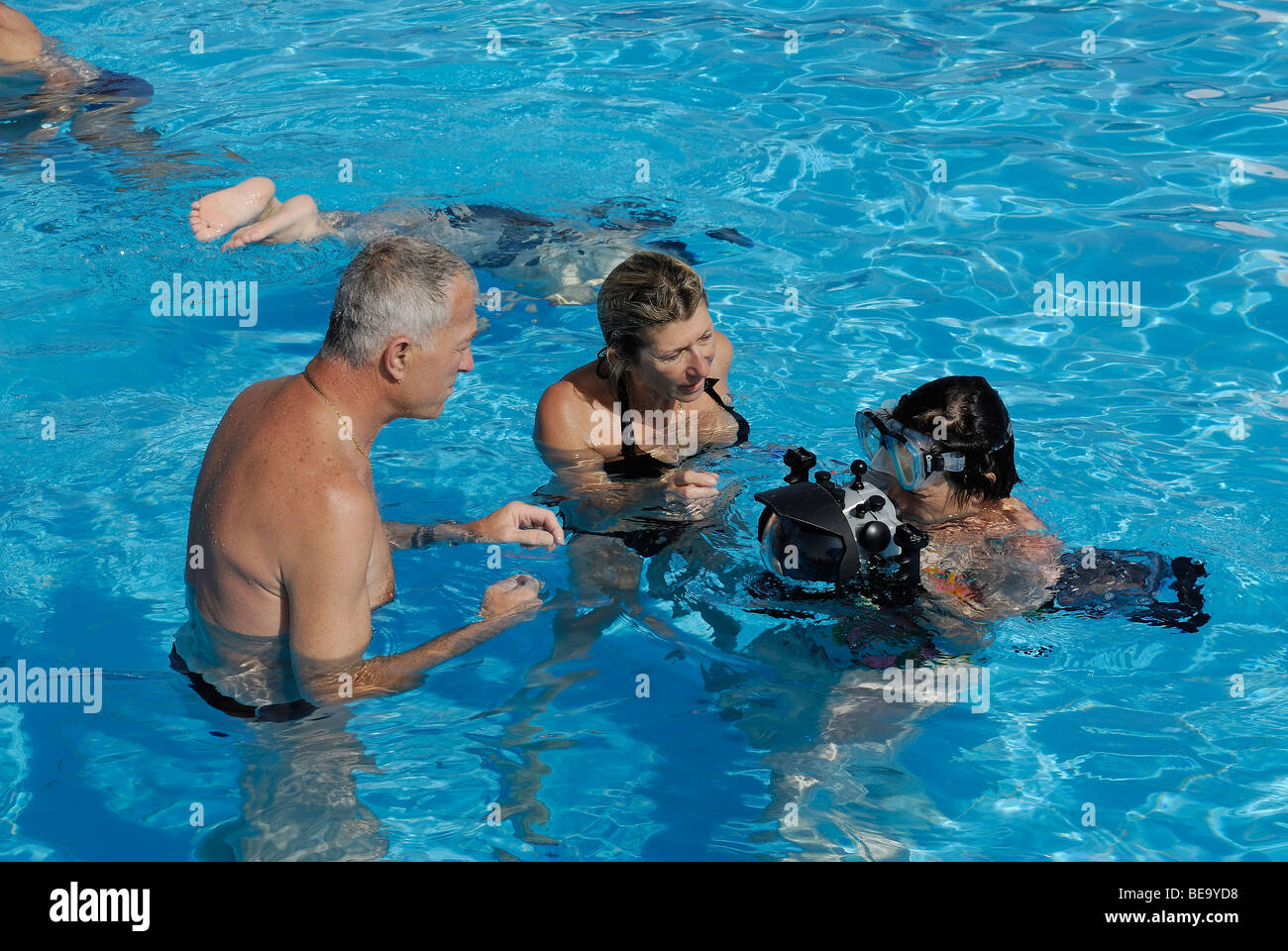 Les gens à parler d'une caméra dans une piscine en Egypte Banque D'Images