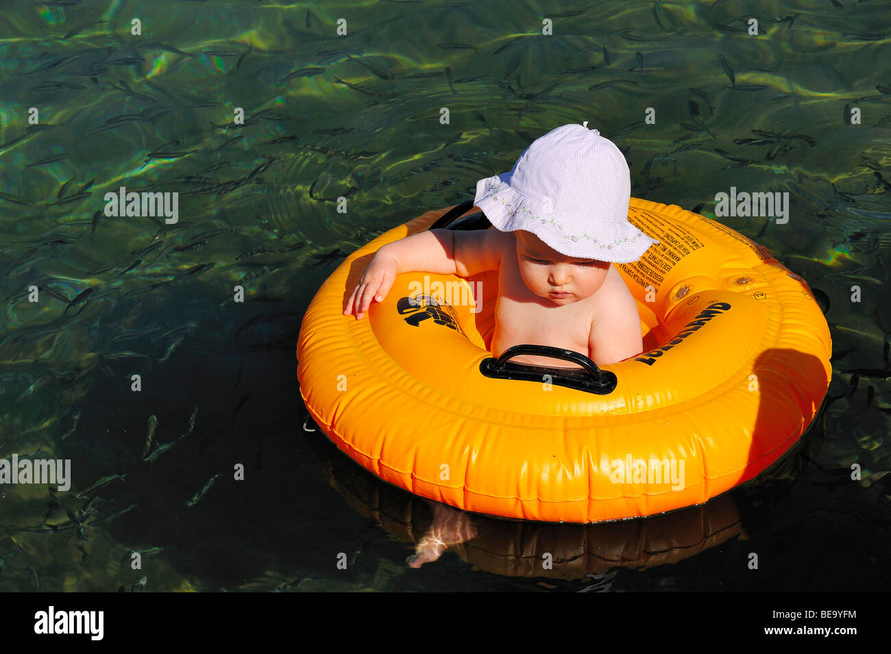 Bebes Nageurs Dans Un Lac Avec Une Bouee Gonflable Texas Photo Stock Alamy