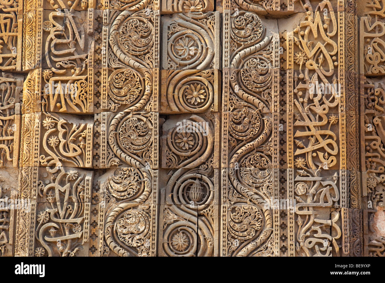 Dessins sculptés à islamique Qutb Minar à Delhi Inde Banque D'Images