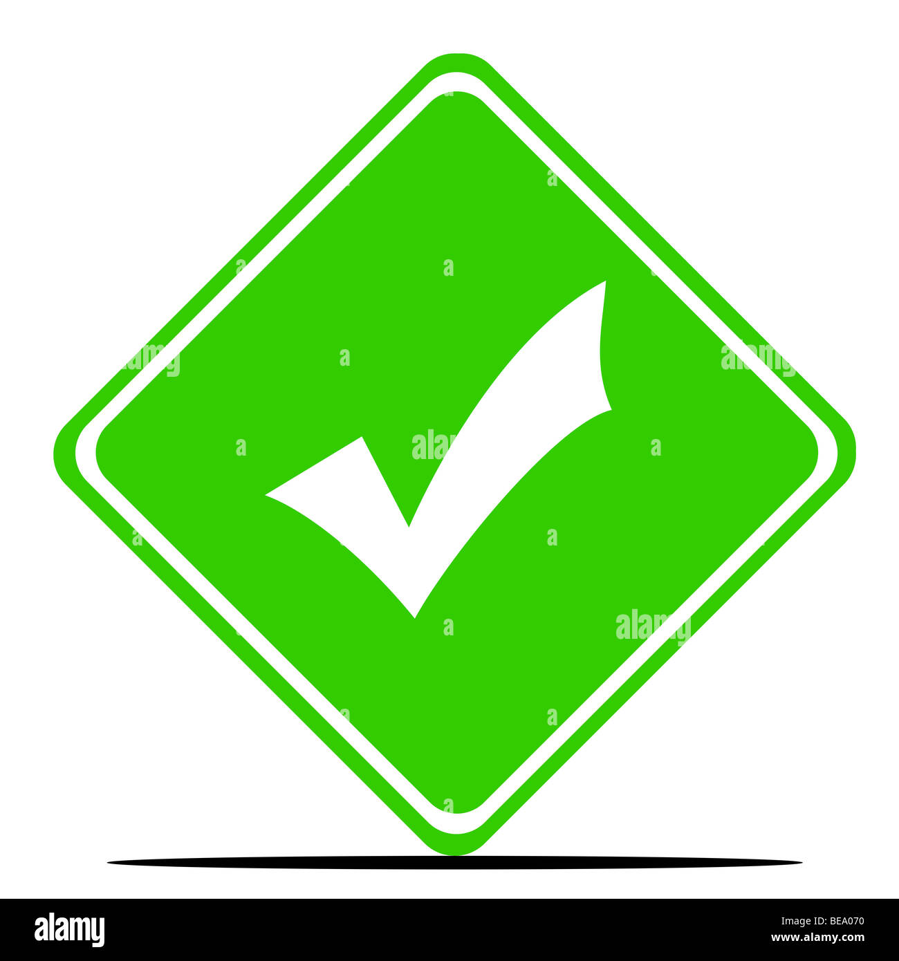 Vérifier ou coche verte signe de route isolé sur fond blanc. Banque D'Images