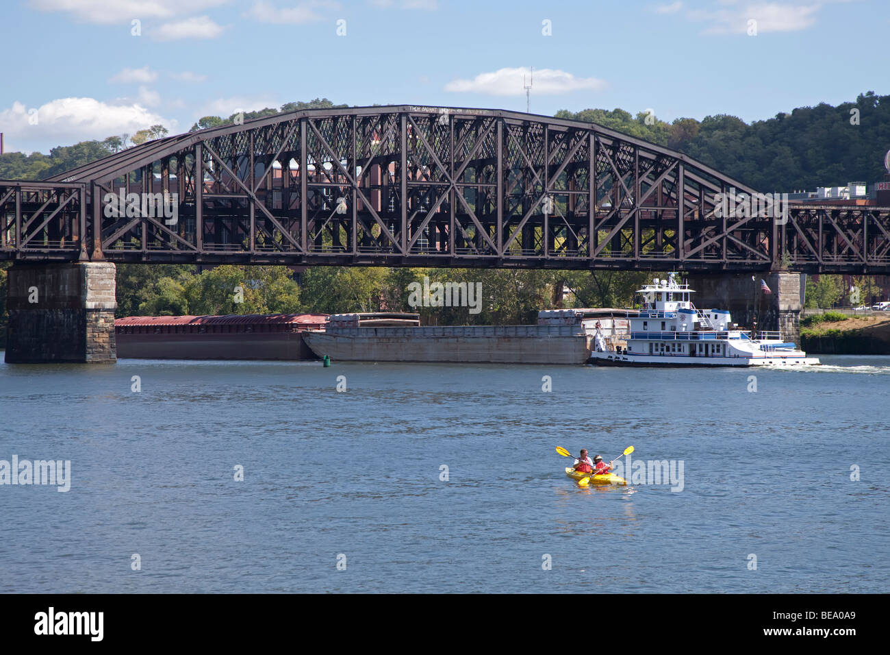 Pittsburgh, Pennsylvanie - les kayakistes et un tugboat pushing barges sur la rivière Allegheny, près de Pittsburgh. Banque D'Images