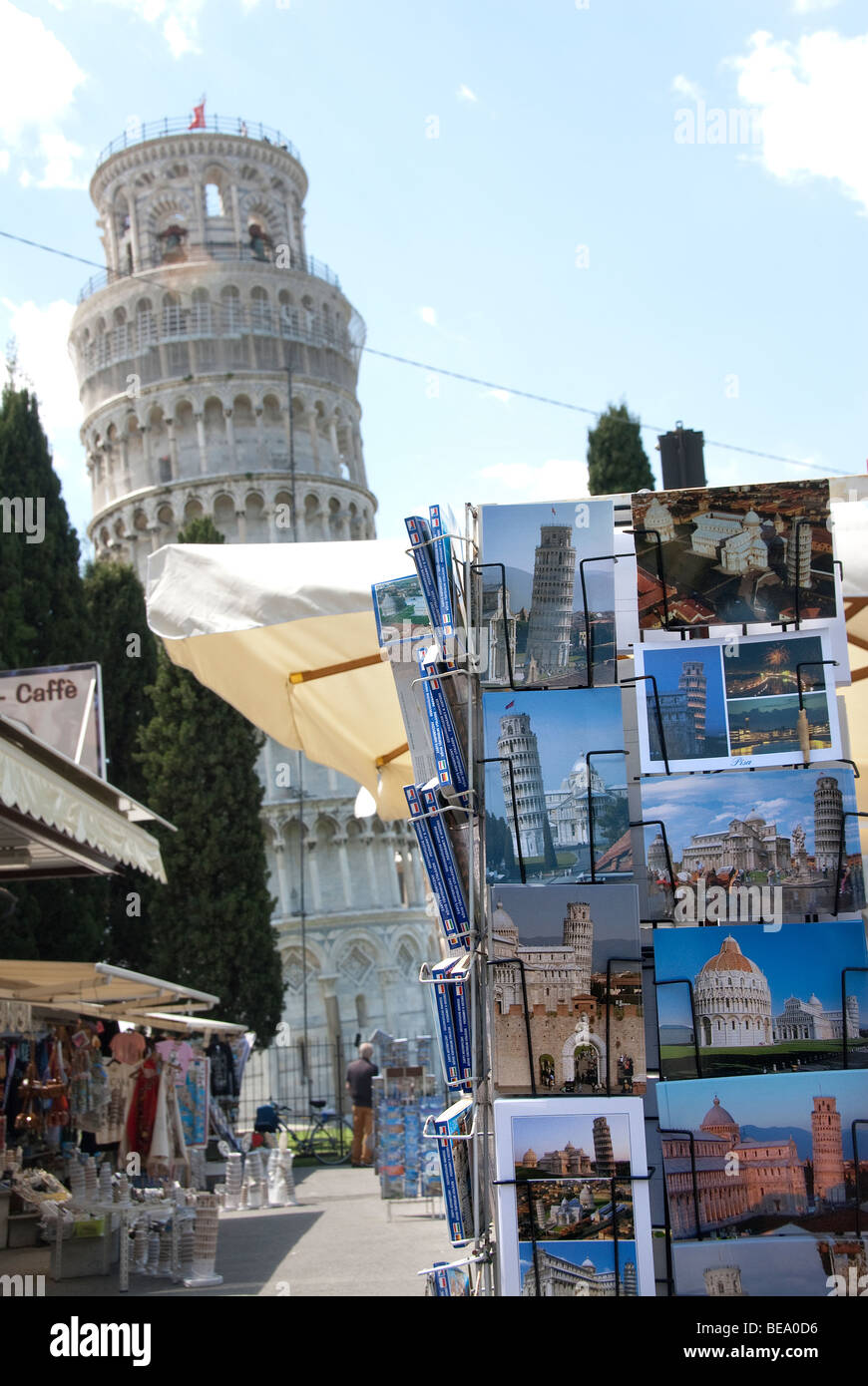 Carte Postale Avec La Tour De Pise A L Arriere Plan Photo Stock Alamy