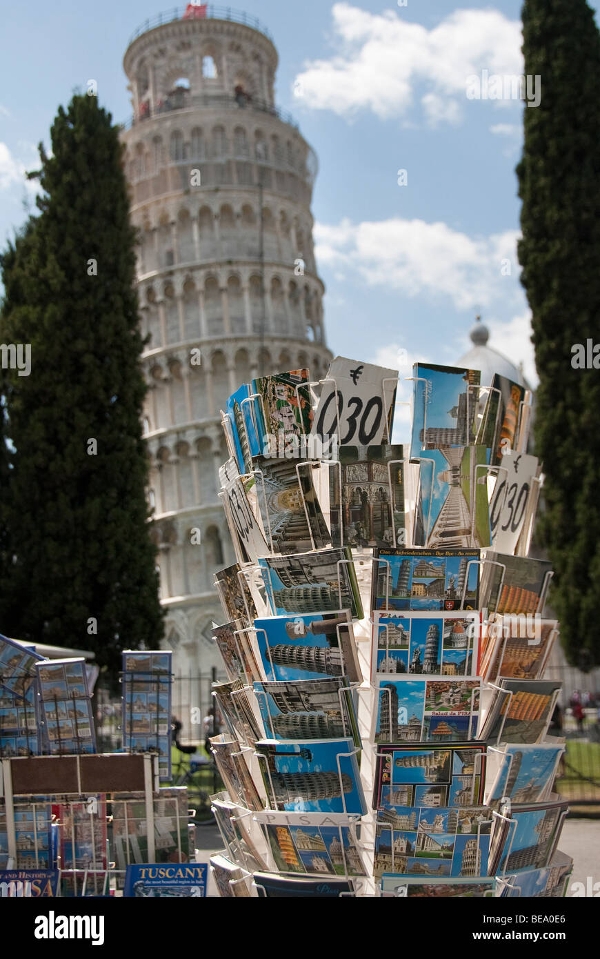 Carte Postale Avec La Tour De Pise A L Arriere Plan Photo Stock Alamy
