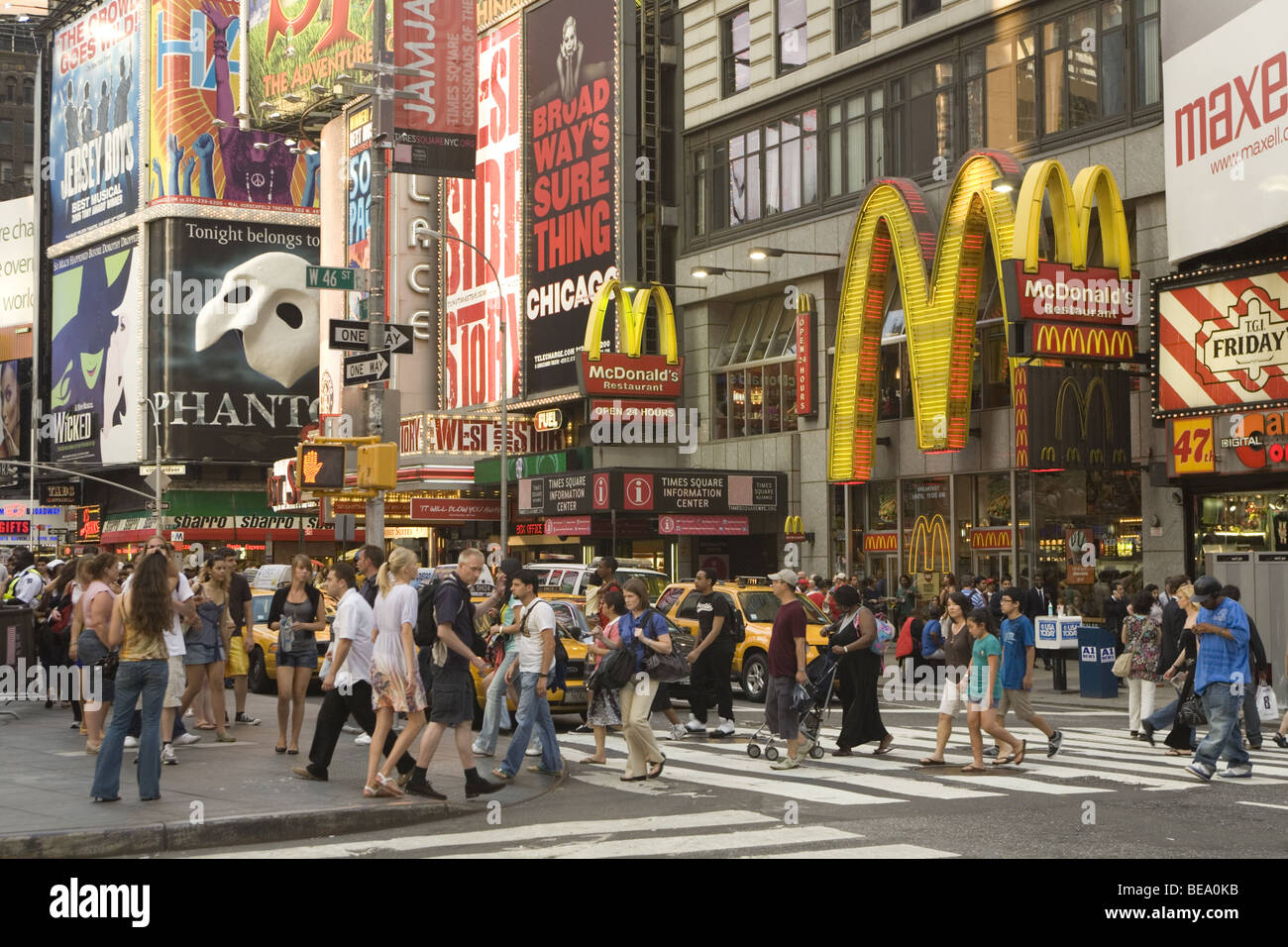 Le quartier de Times Square à New York est bondé de touristes de jour comme de nuit. Banque D'Images