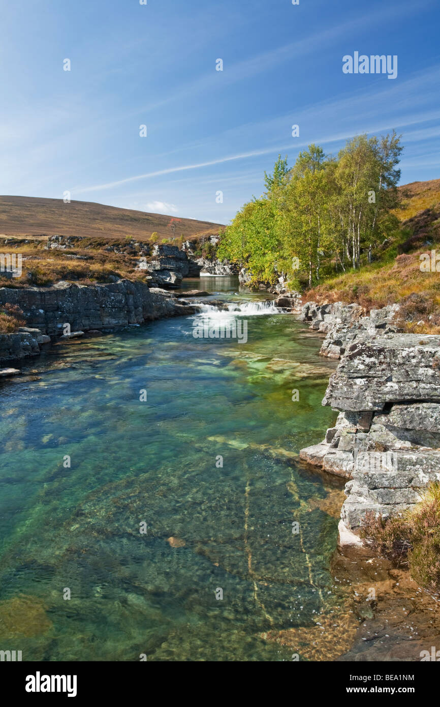 Poitrine de cascades sur la rivière Dee Dee dans la vallée de la Dee Glenn, Ecosse, Royaume-Uni Banque D'Images