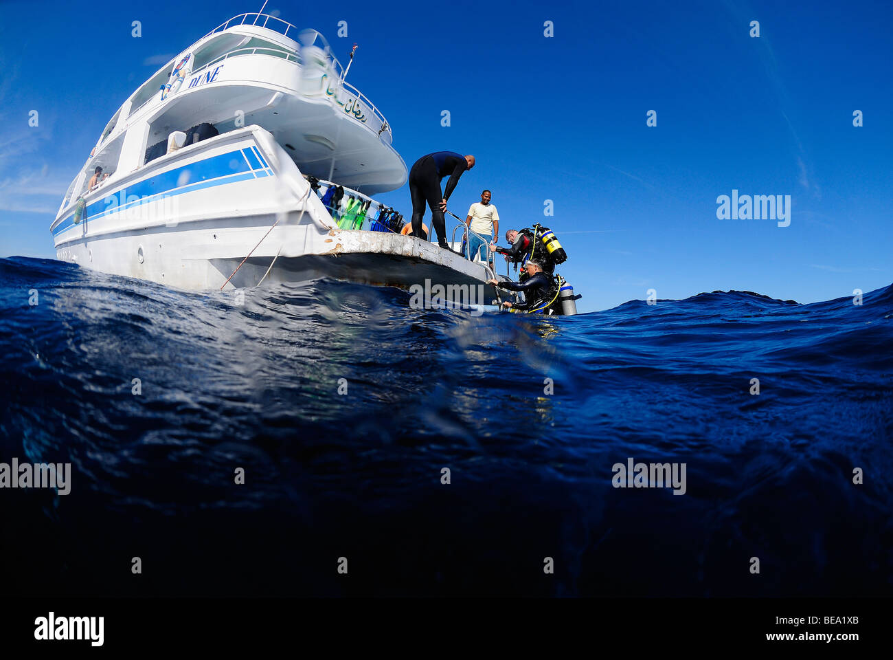Scuba Diver pour revenir à un bateau de plongée, Egypte Banque D'Images