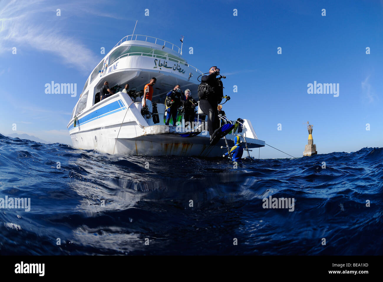 Scuba Diver fait un pas de géant à partir d'un bateau de plongée, Egypte Banque D'Images