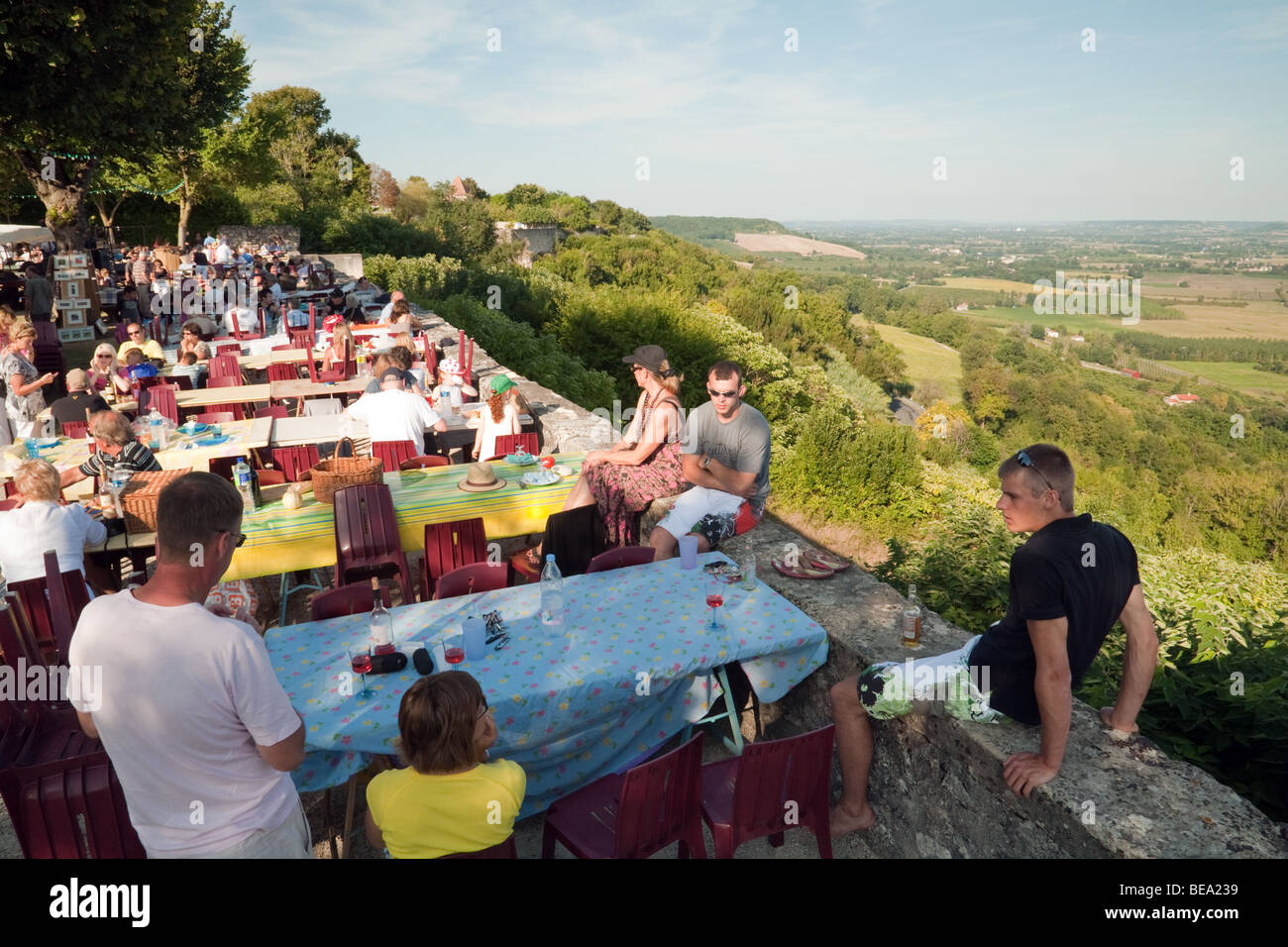 Marché des producteurs du soir dans le village de Verteuil-d'Agenais, Aquitaine, France Banque D'Images