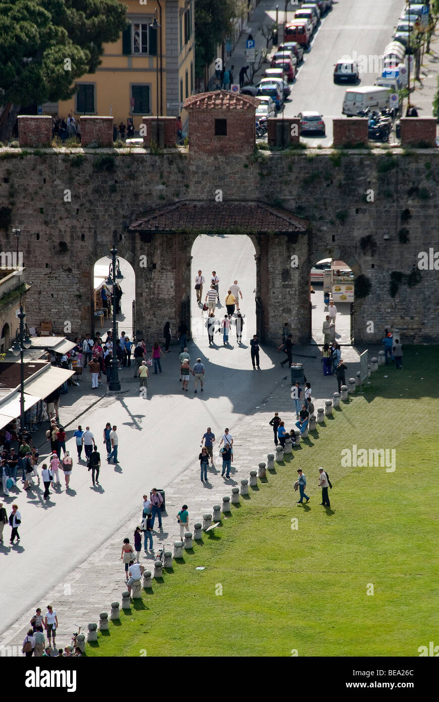 Bien que le flux de touristes dans la région de Porta Nuova Pise entrant dans le Campo dei Miracoli ou champ de miracles avec la tour penchée. Banque D'Images