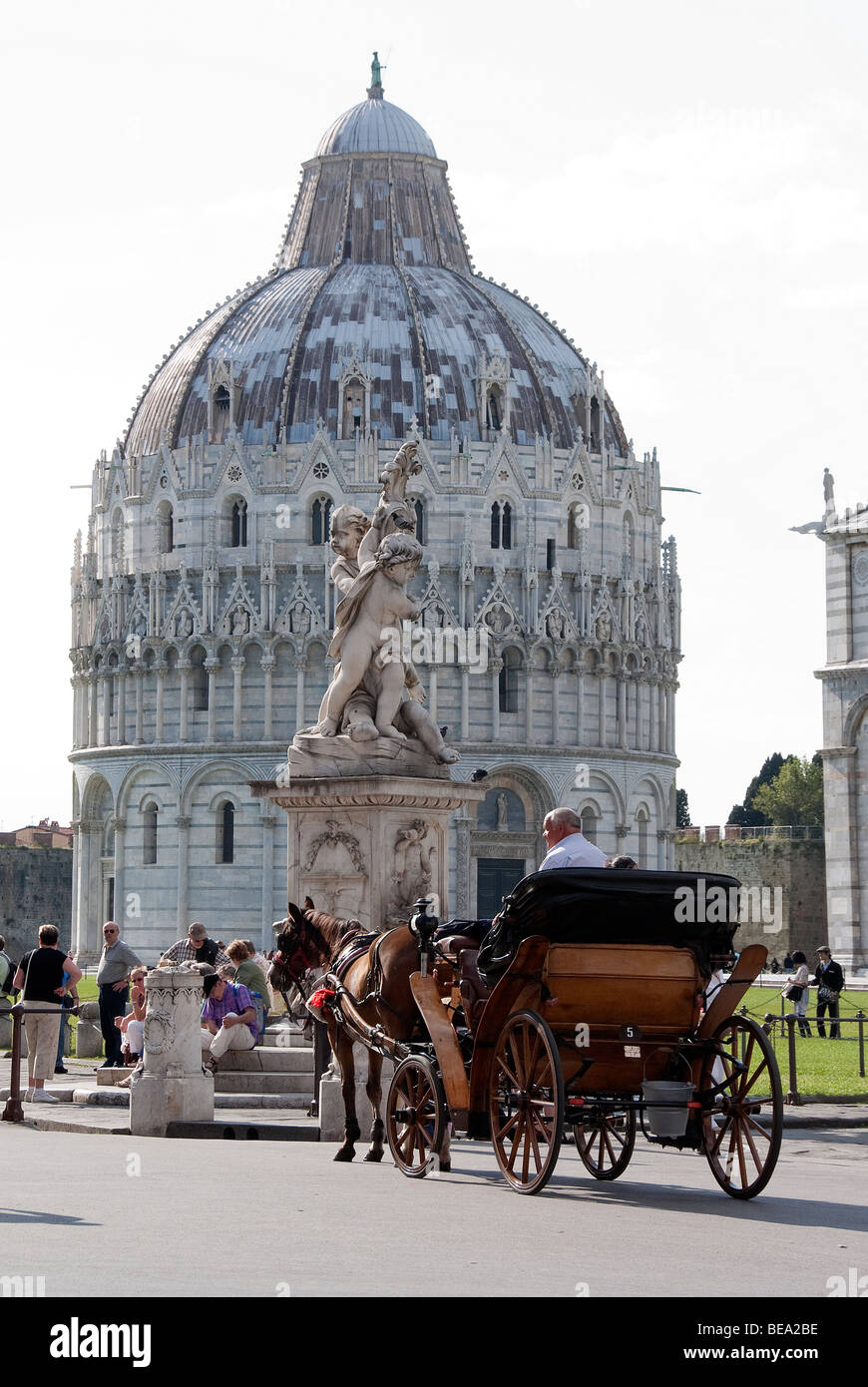 Un cheval et un chariot à l'extérieur du baptistère près de la Tour Penchée Banque D'Images