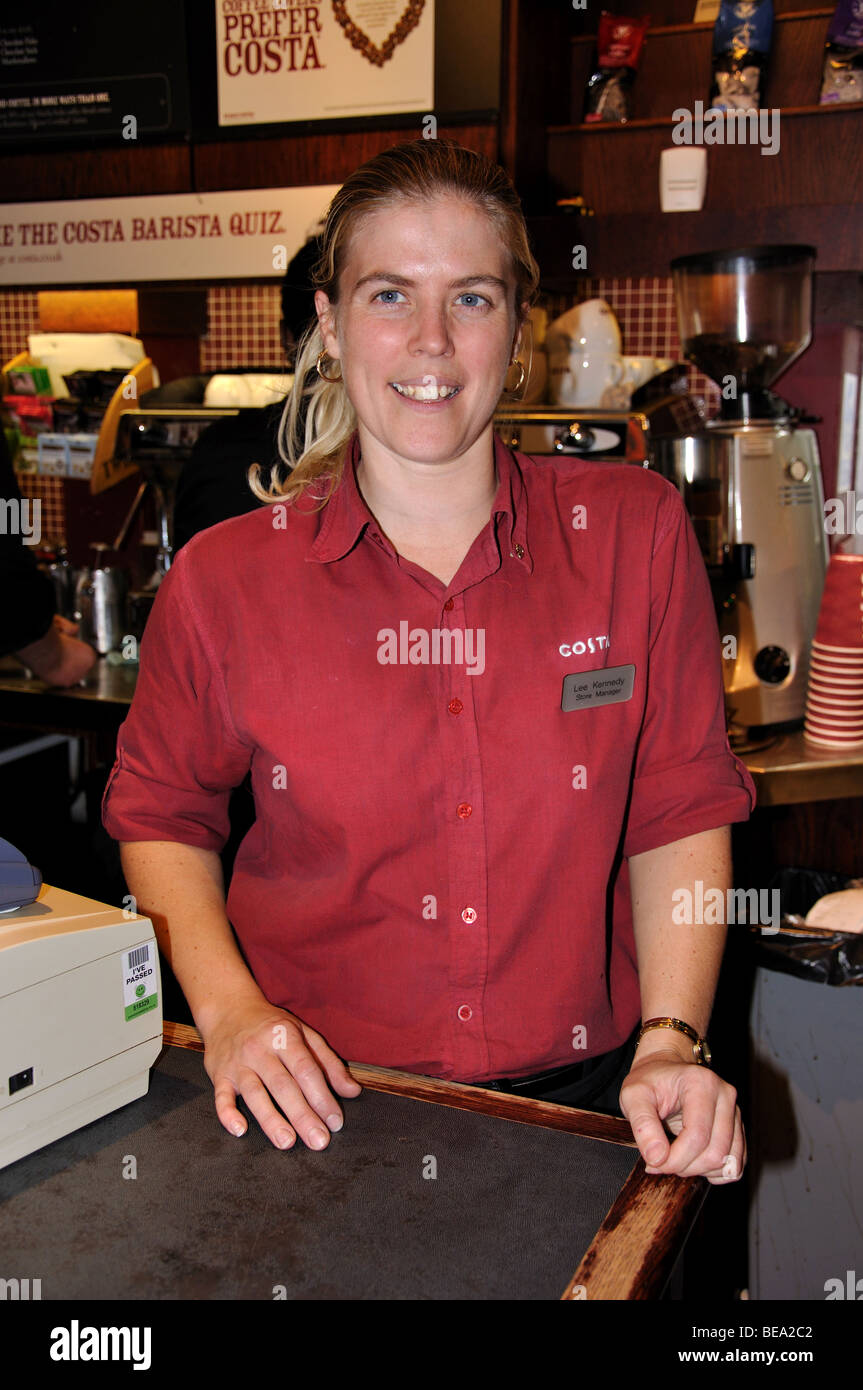 Gestionnaire, femme du Café Costa, 2 rivières, Pk Détail Staines-upon-Thames, Surrey, Angleterre, Royaume-Uni Banque D'Images