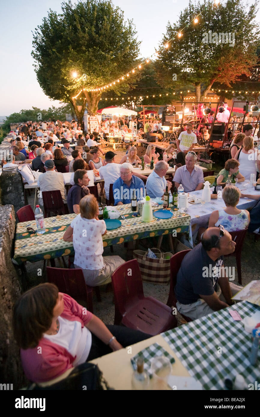 Marché des producteurs du soir dans le village de Verteuil-d'Agenais, Aquitaine, France Banque D'Images