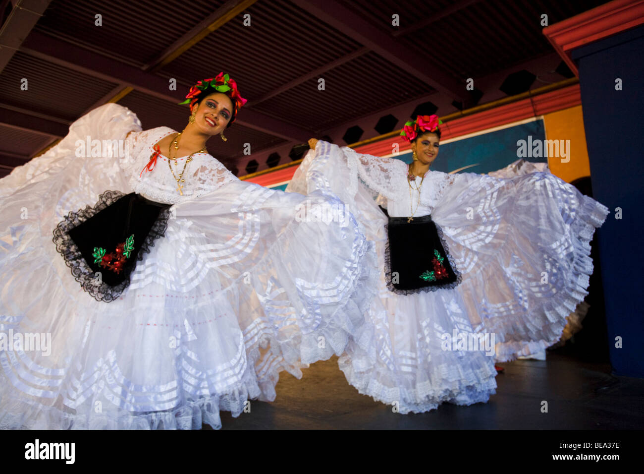 Ballet Folklorico Resurrecion effectue des danses folkloriques mexicaines traditionnelles au Los Angeles County Fair (2009) Pomona Fairplex Pomona, Californie, États-Unis d'Amérique Banque D'Images