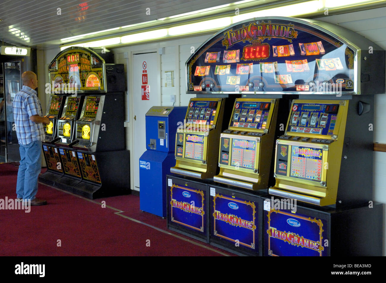 Homme debout en face de machines à sous jeux sur P&O Ferries 'fierté' de Bilbao Banque D'Images