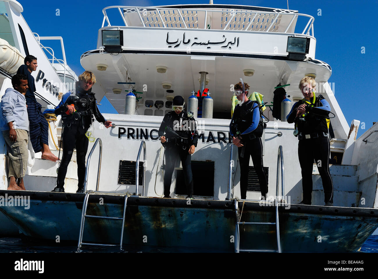 Groupe de plongeurs avec réservoir prêt à plonger à partir d'un bateau de plongée Banque D'Images