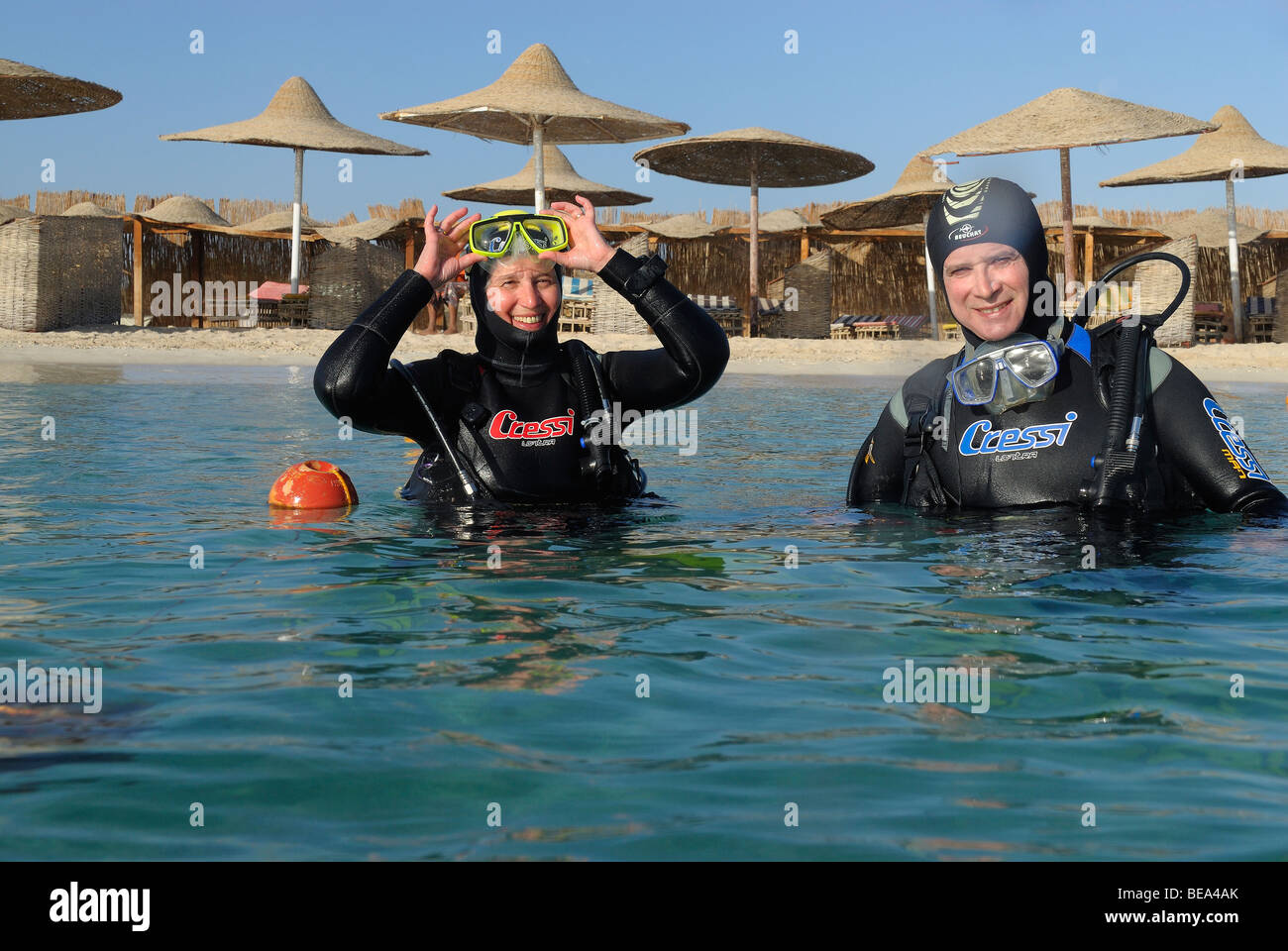 Deux plongeurs avec réservoir prêt à plonger de la rive Banque D'Images