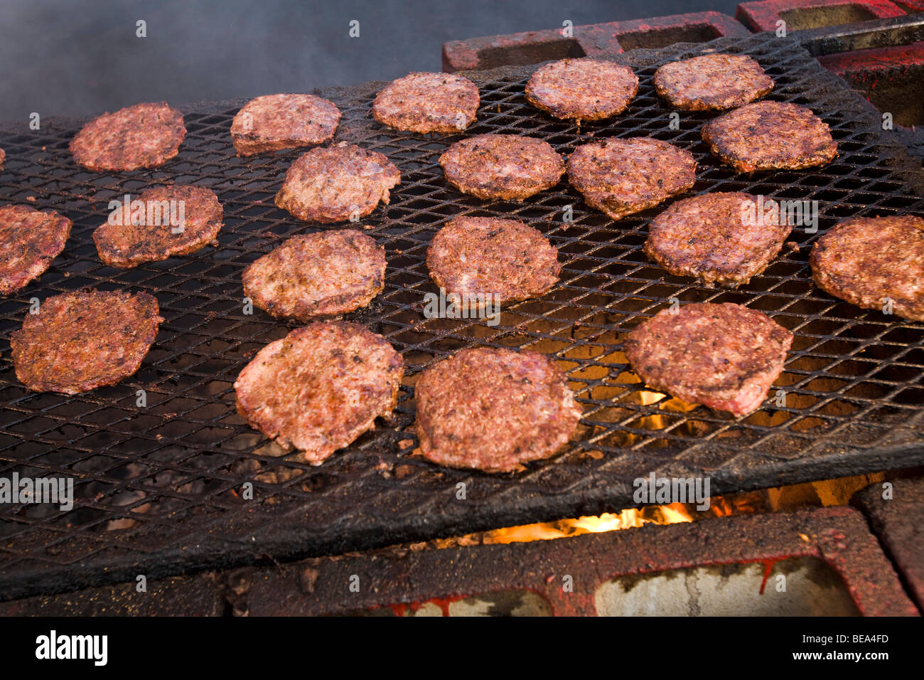 Hamburgers sur le grill à un stand à la foire du comté de Los Angeles (2009) Banque D'Images