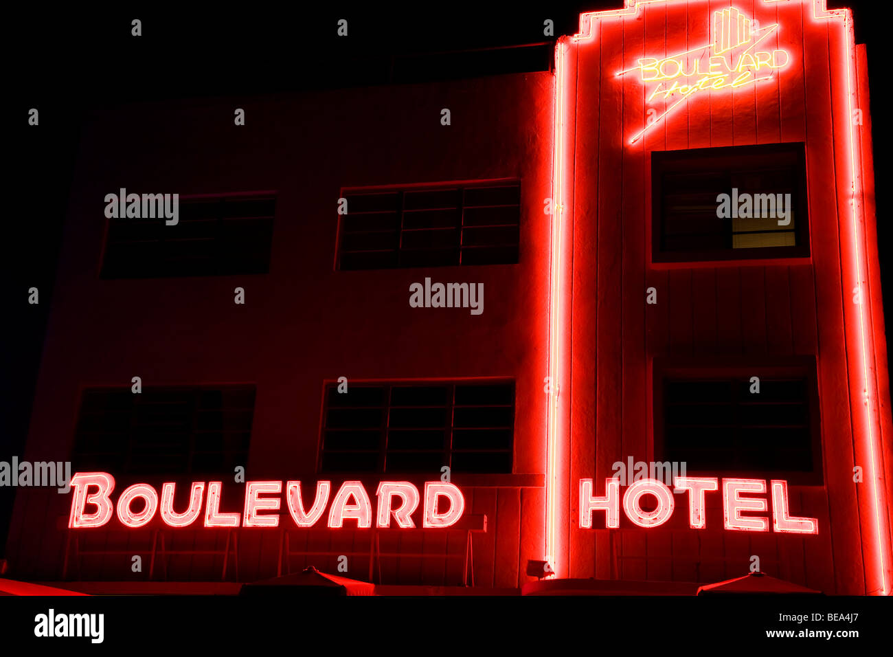 L'hôtel Boulevard éclairé la nuit dans la région de neon. Quartier art déco de South Beach Miami Florida USA Banque D'Images