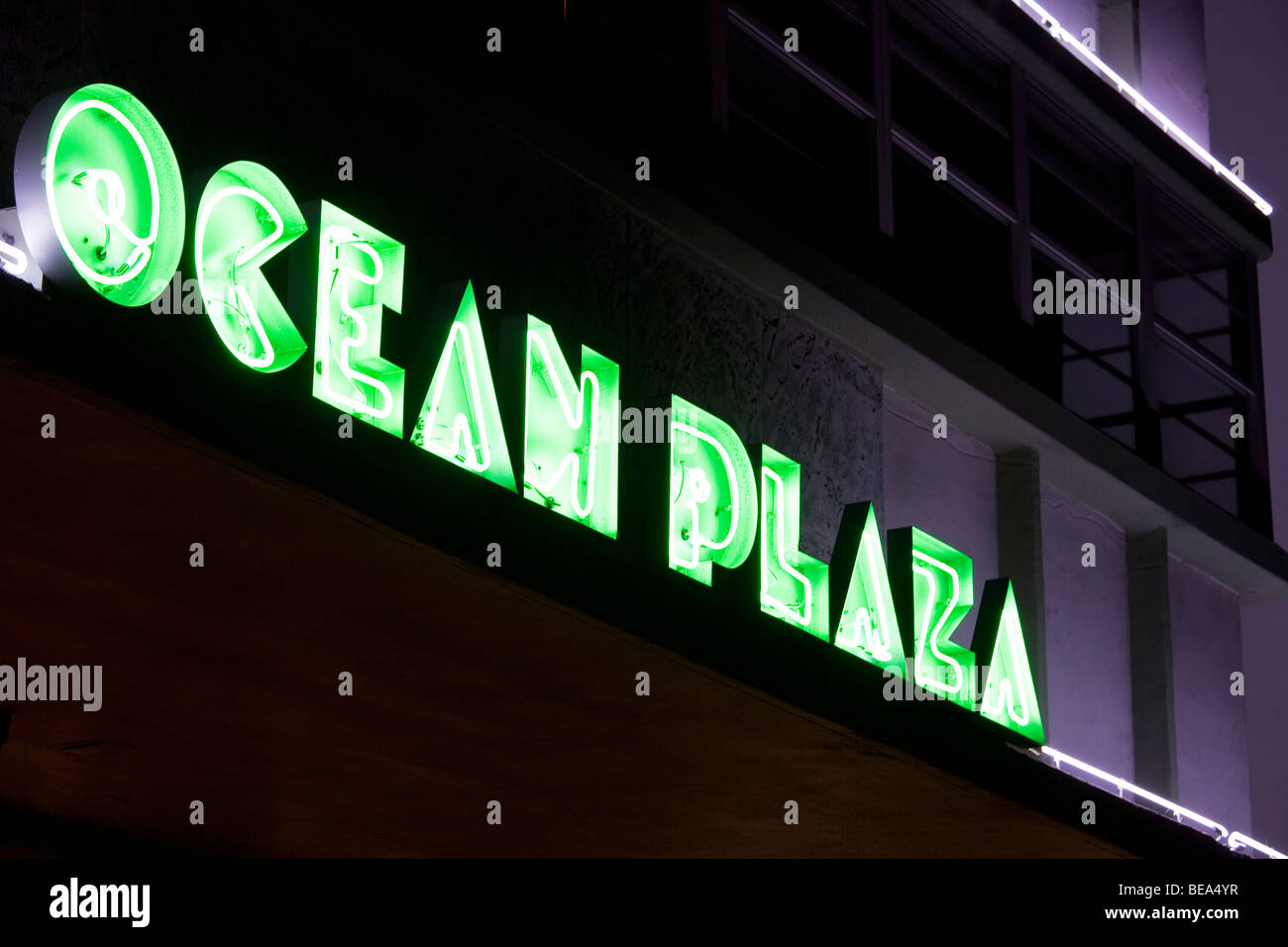 L'Ocean Plaza Hotel éclairés la nuit dans le néon. Quartier art déco de South Beach Miami Florida USA Banque D'Images