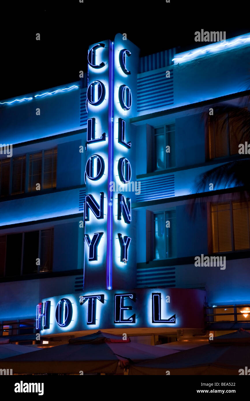 L'hôtel Colony éclairés la nuit dans le néon. Quartier art déco de South Beach Miami Florida USA Banque D'Images