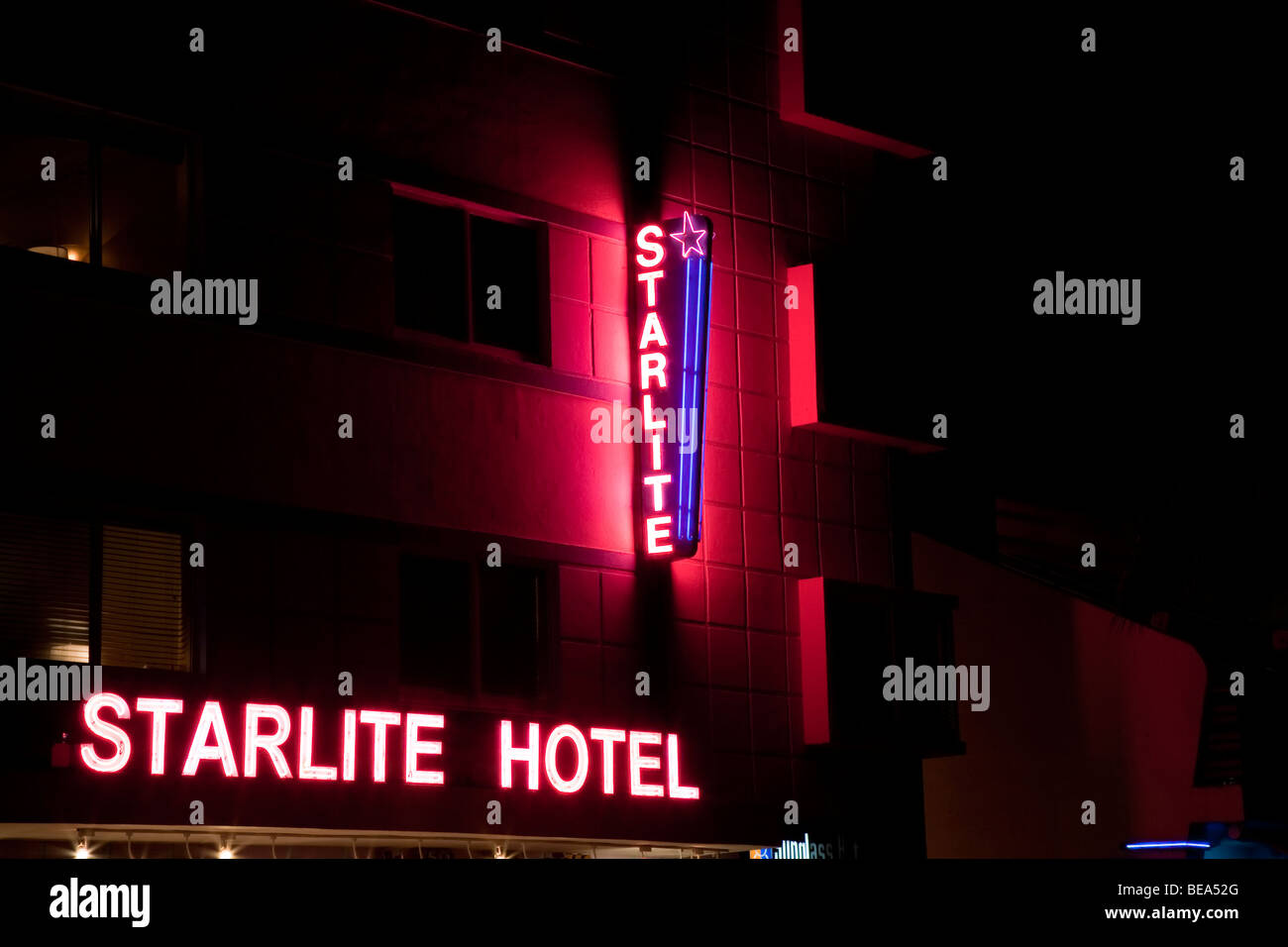 L'hôtel Starlight éclairés la nuit dans le néon. Quartier art déco de South Beach Miami Florida USA Banque D'Images