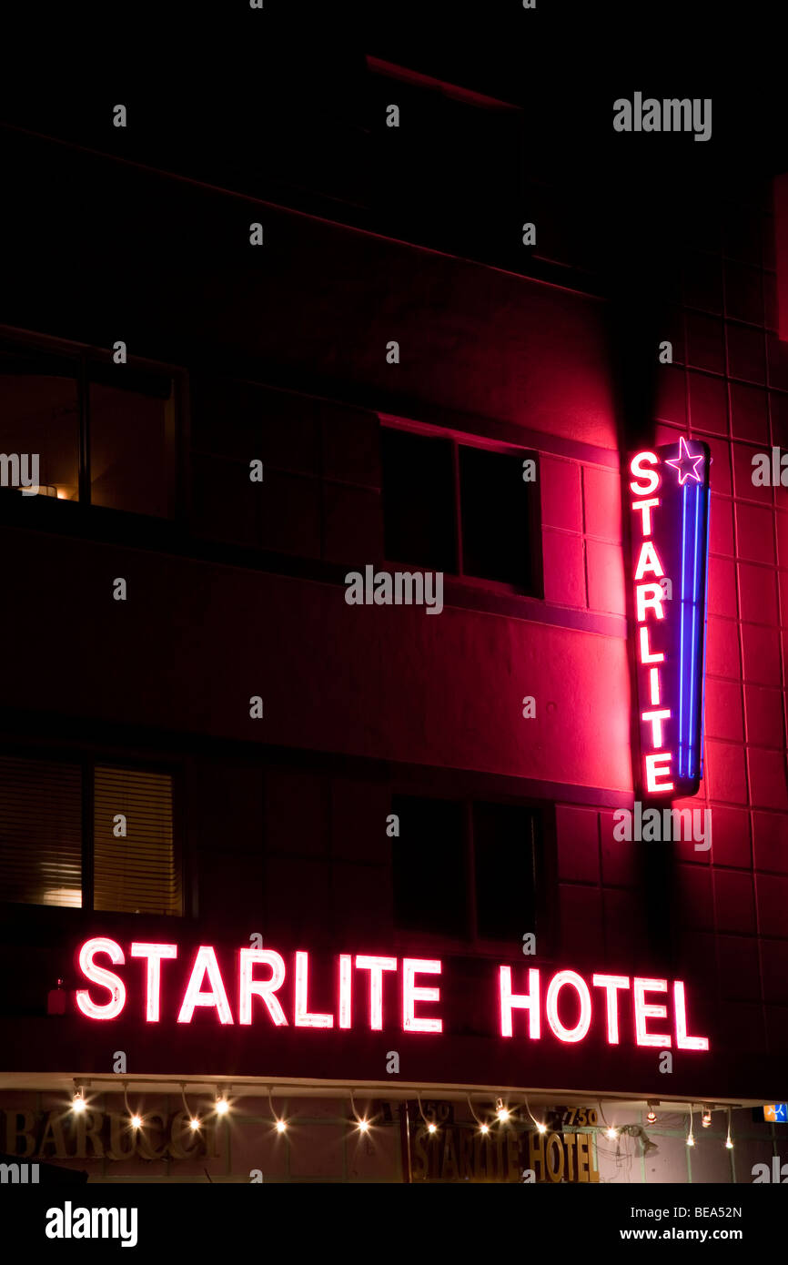 L'hôtel Starlight éclairés la nuit dans le néon. Quartier art déco de South Beach Miami Florida USA Banque D'Images
