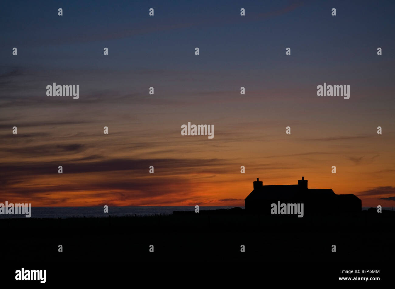 dh NORD RONALDSAY ORKNEY Croft Cottage coucher de soleil Orkney crépuscule maisons des montagnes du nord royaume-uni highlands écossais cottages Écosse maison de ferme Banque D'Images