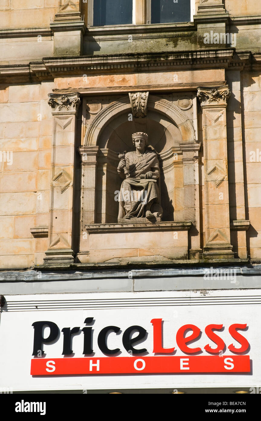 Dh Paisley Paisley RENFREWSHIRE statue architecture passé présent shop sign Banque D'Images